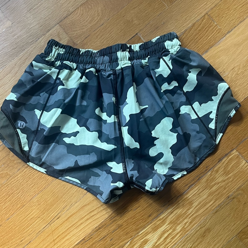 Camo lulu 2.5 in inseam speed up short